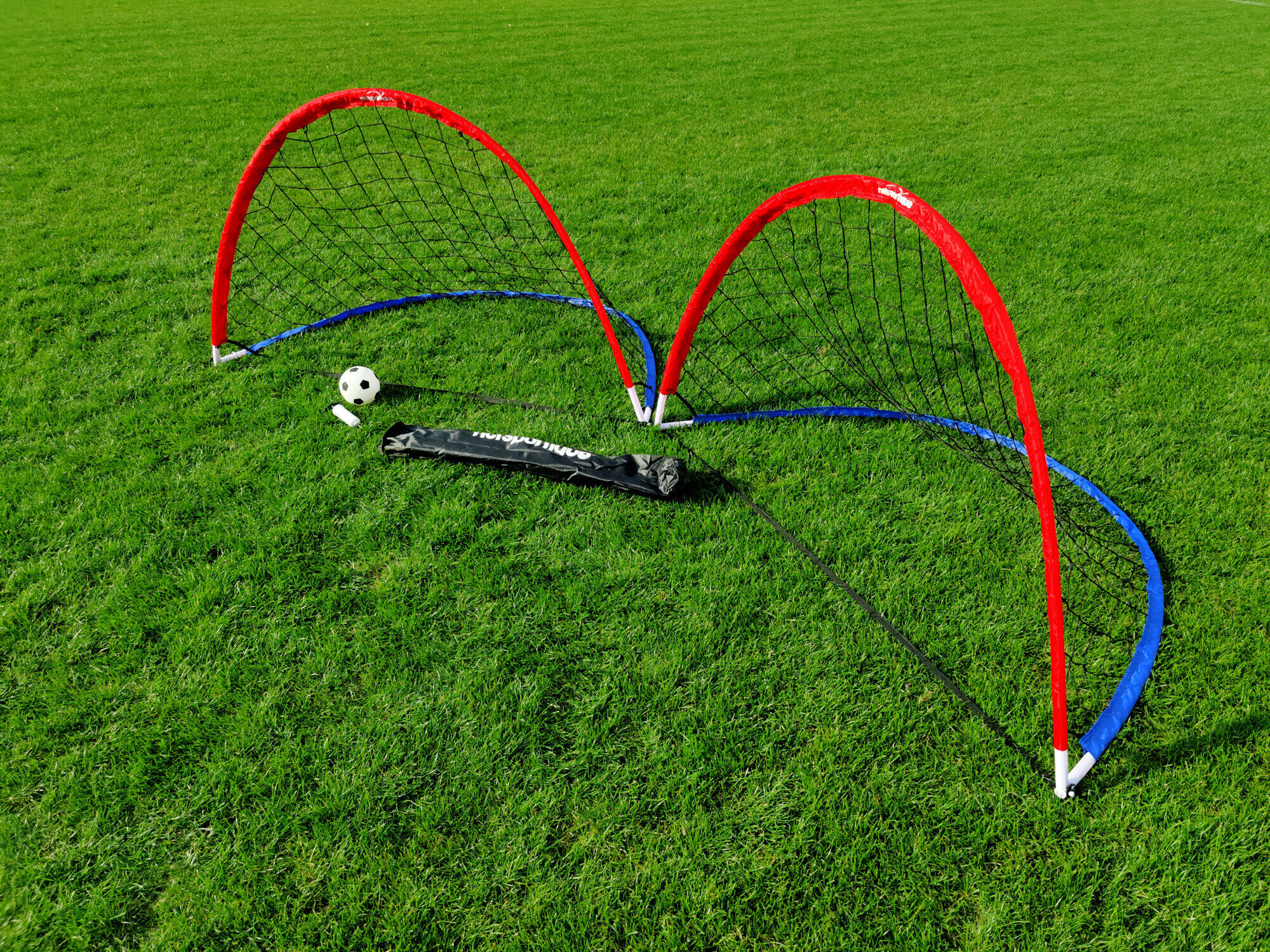 Ein Paar Fußballtore mit Ball und Pumpe - ideal für Spiele im Garten! 3/5