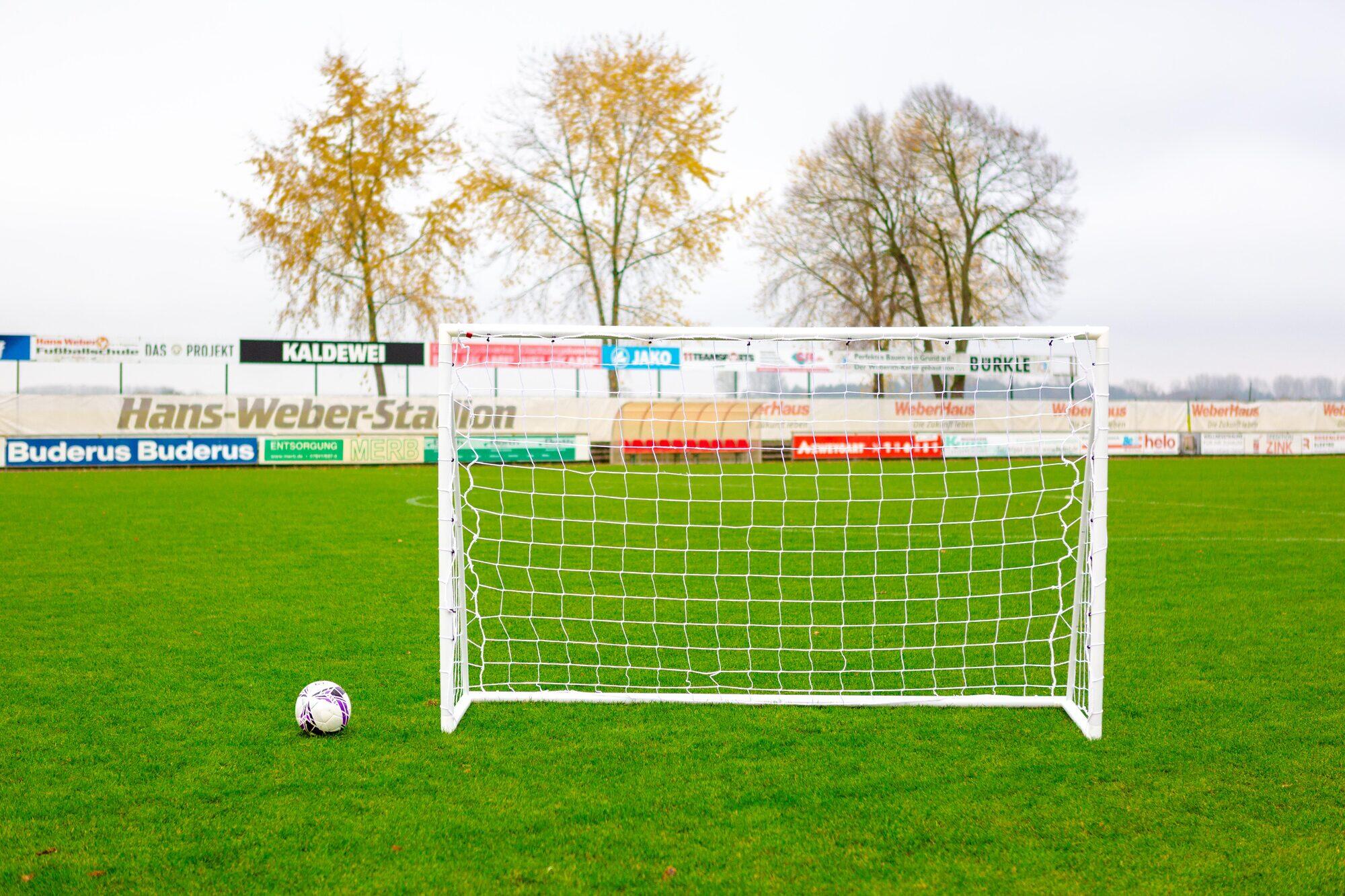 Bramka do piłki nożnej - 2,4 x 1,5 m - PVC - Biały