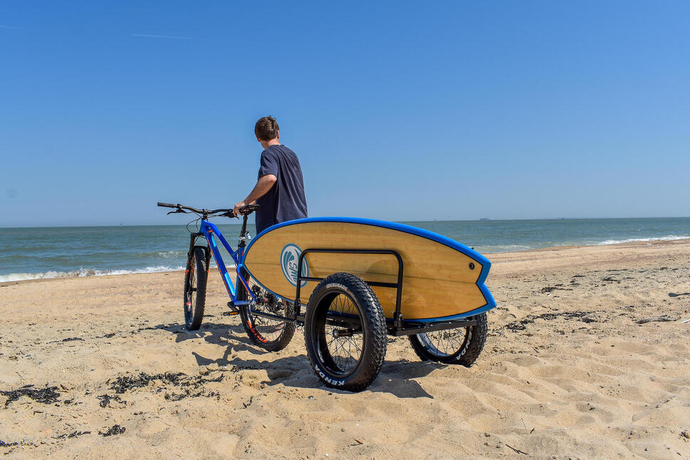 Przyczepka rowerowa wiosłowa do deski surfingowej z grubymi kołami rowerowymi