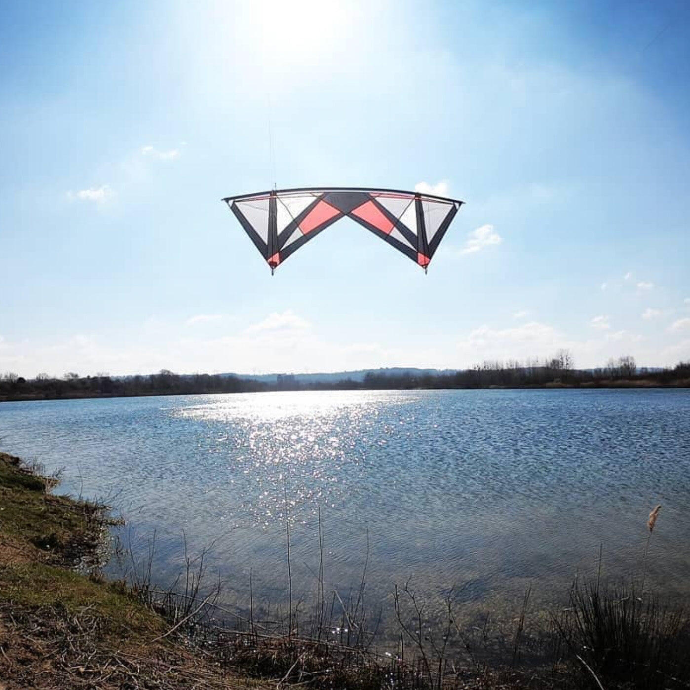 Cerf-volant 4 Lignes Revolution Reflex XX – Rouge Et Noir – Technologie Auto-pilot, Structure Carbone, Envergure 249 Cm, Pour Vents Légers Et Performances Ultimes