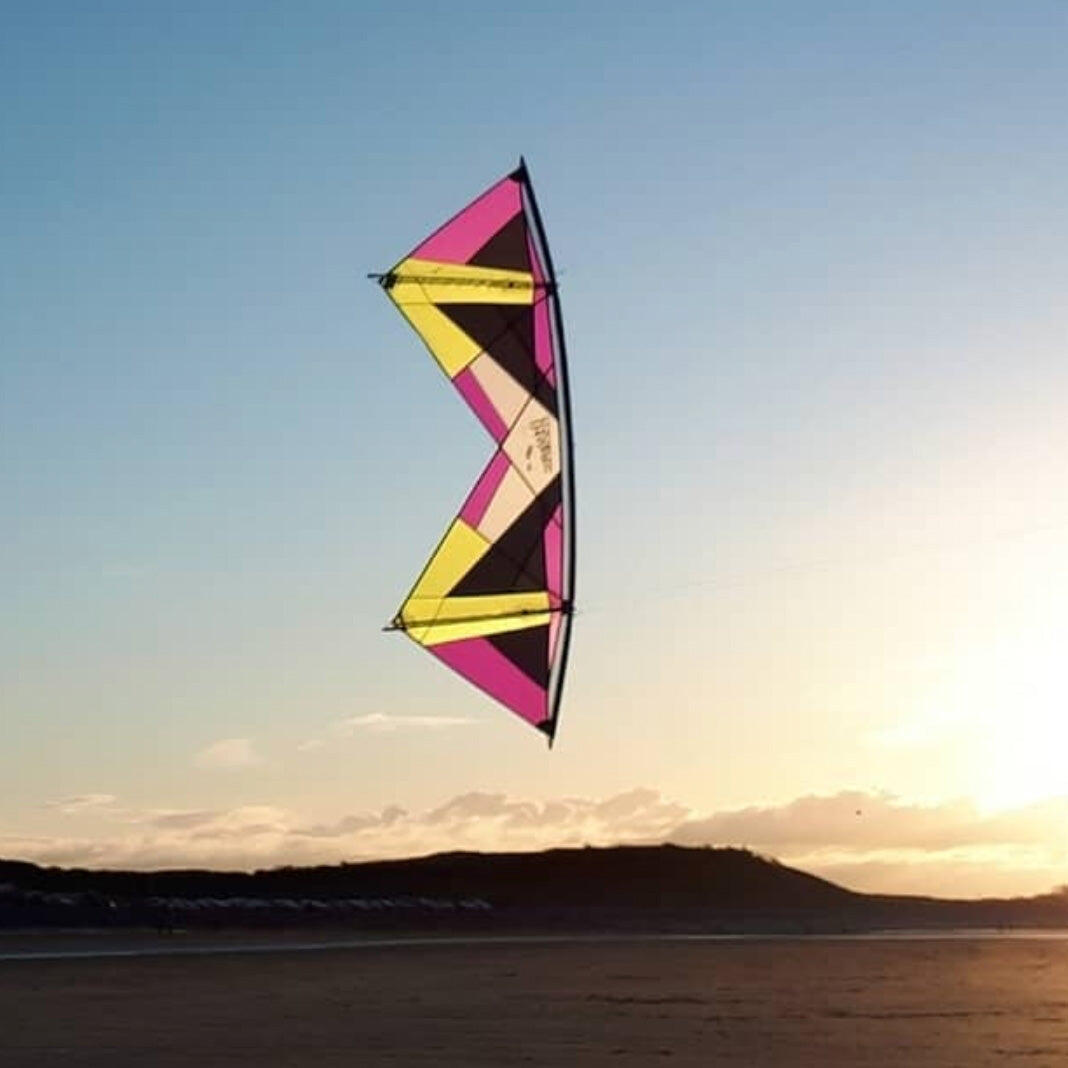 Cerf-volant 4 lignes - Revolution Kites - Reflex XX rouge et bleu 4/5