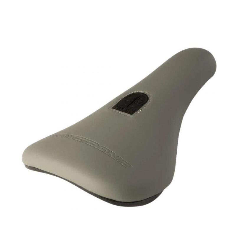 Selle slim Stay Strong Cut Off Pivotal                   2 modèles disponibles     STAY STRONG Selle slim Stay Strong Cut Off PivotalVendu exclusivement en ligne   