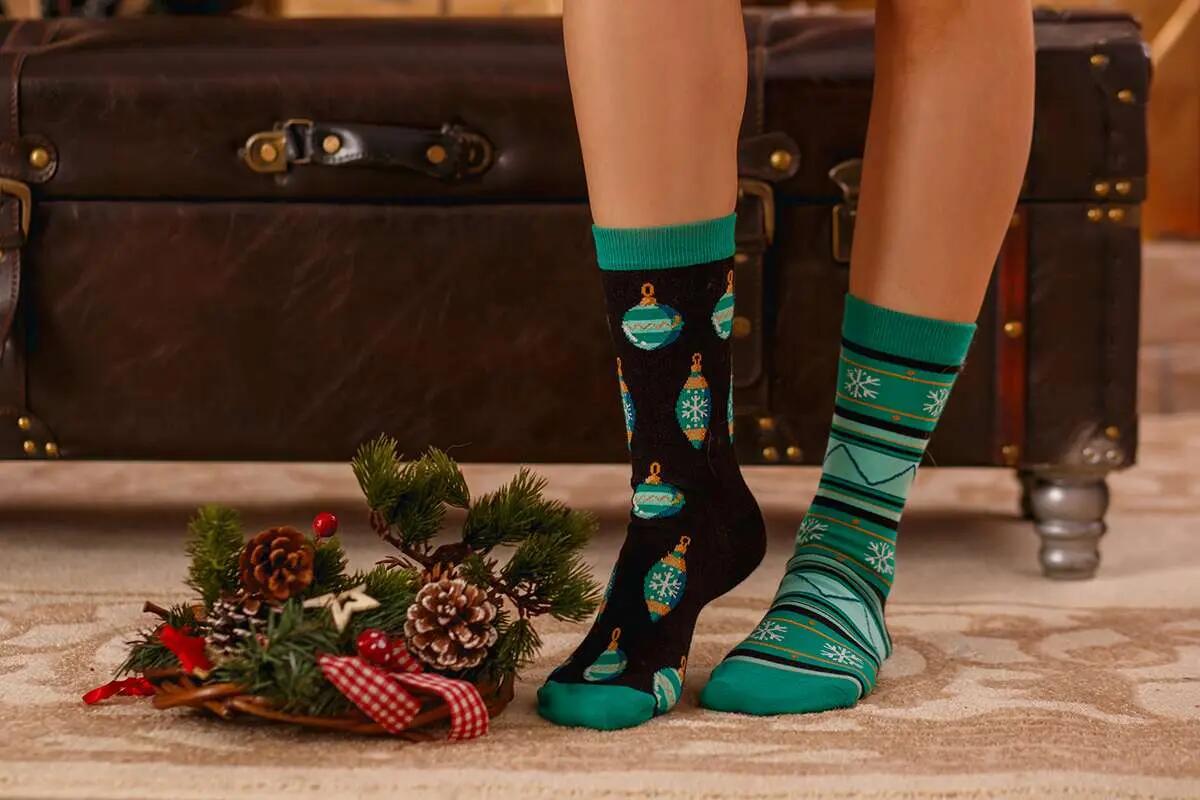 Sosete bumbac de craciun Arty Socks Globuri Negru Menta 3/4