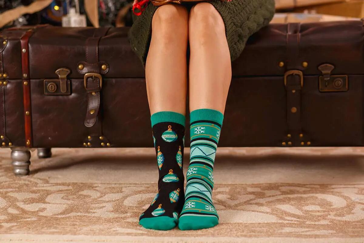 Sosete bumbac de craciun Arty Socks Globuri Negru Menta 4/4