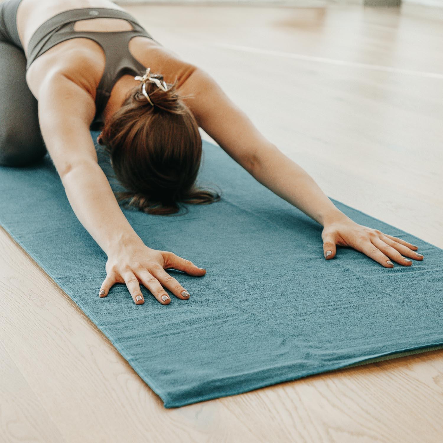 Yogatuch GRIP ² Yoga Towel mit Antirutschnoppen jungle green 4/4