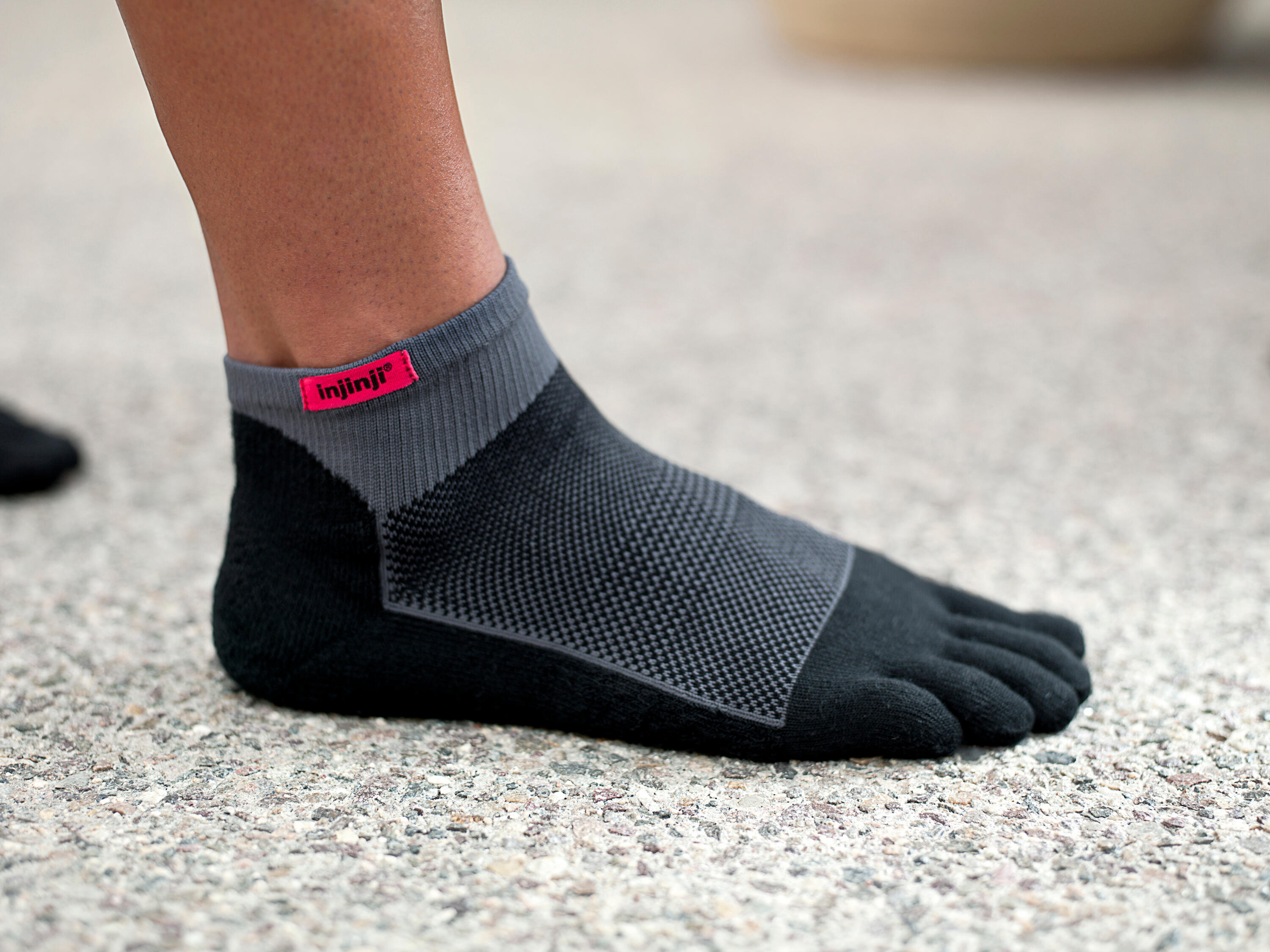 Injinji Men's Mid-Weight Ultra-Run Mini-Crew Toe Socks 2/6