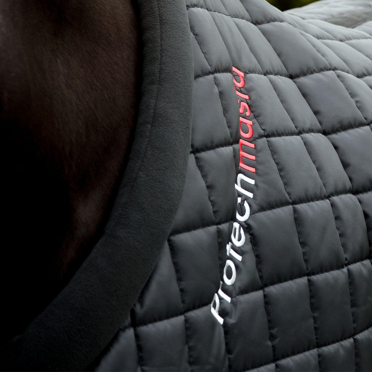 Comfortable breathable 200g stable rug 3/6