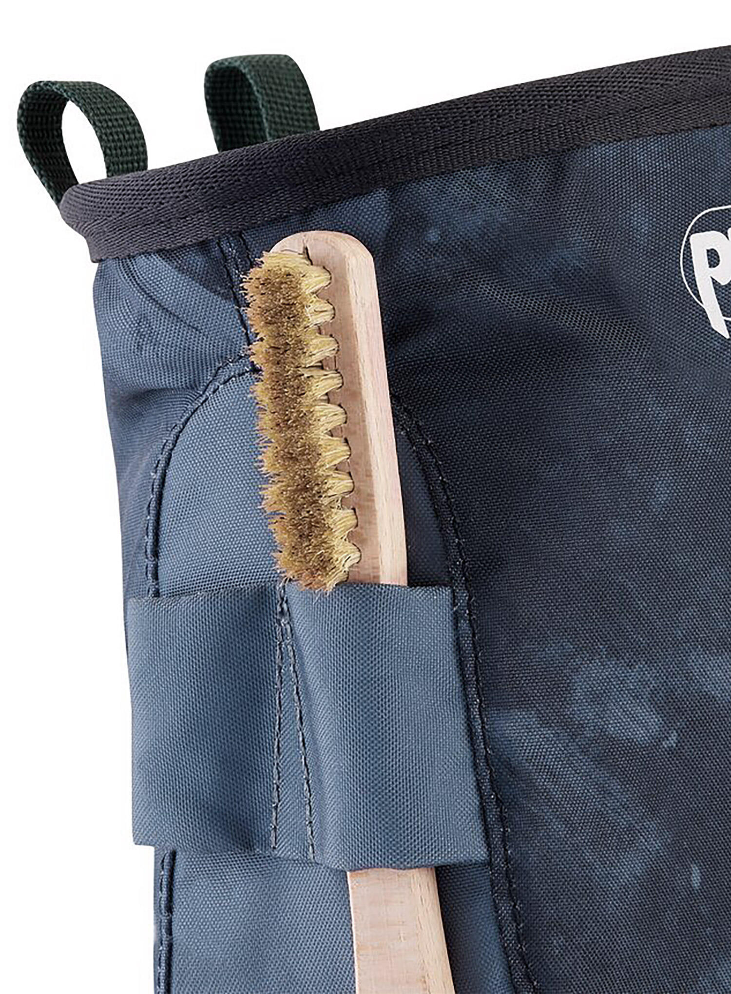 Sac à magnésium PETZL Saka gris compact léger, cordon intérieur renforcé 3/4
