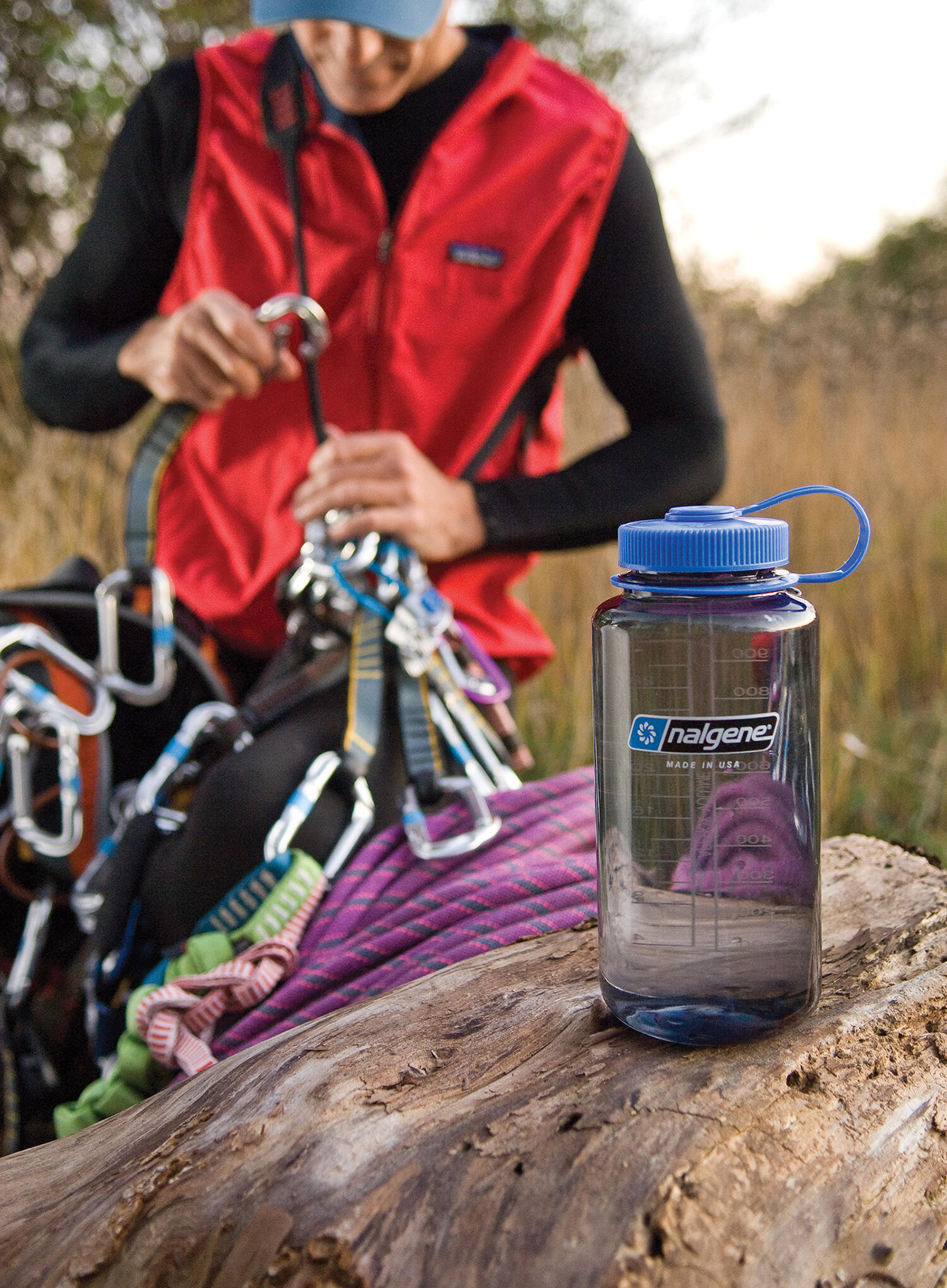 Nalgene Sustain Tritan Bouteille D'eau Sans BPA Fabriquée Avec Des Matériaux Dérivés De 50 % De Déchets Plastiques, 946 Ml, Large Ouverture, Gris Avec Bouchon Bleu, Happy Gene