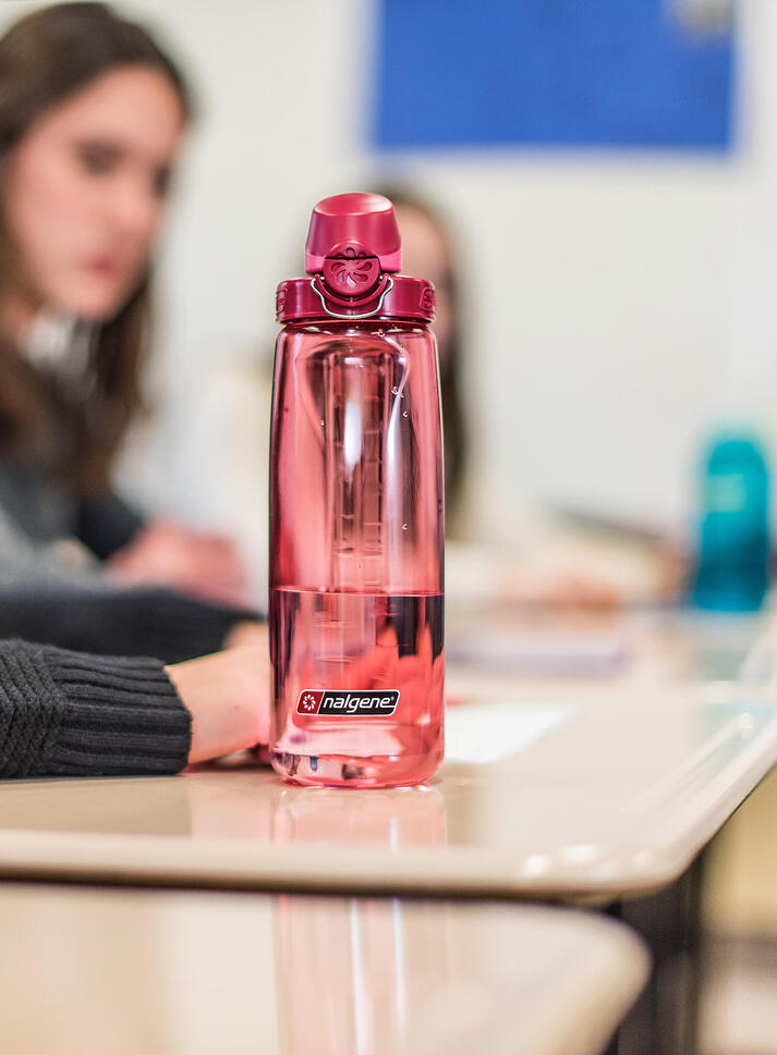 Butelka turystyczna na wodę Nalgene On The Fly 24 oz (700 ml) - petal/beet