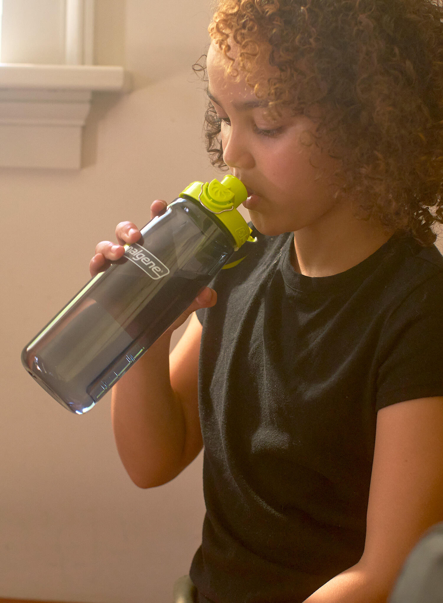 Butelka turystyczna Nalgene On The Fly 24 oz (700 ml) - charcoal/lime 4/5