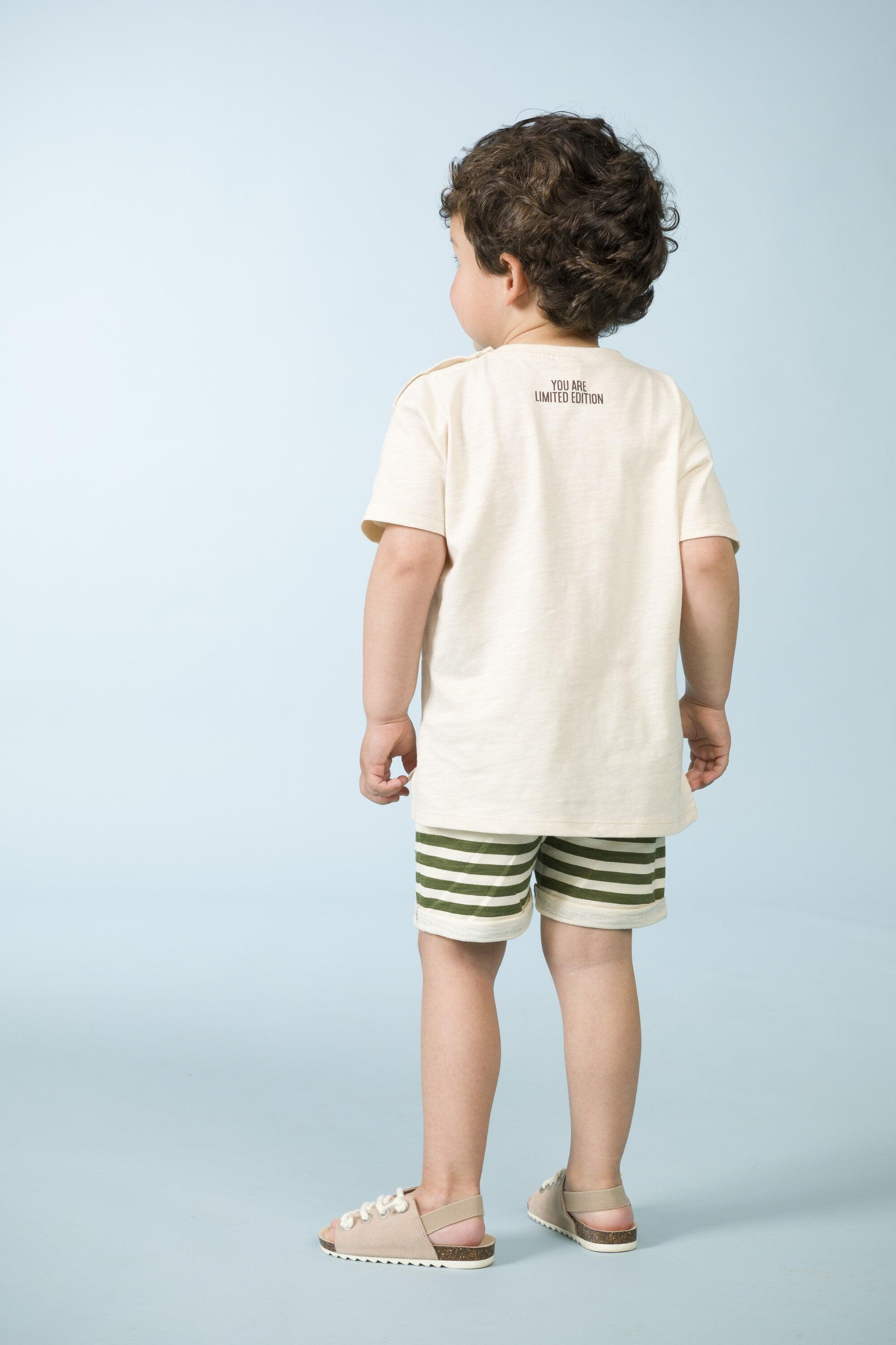 Camiseta infantil masculina off-white com botões nos ombros e estampa de 3/5