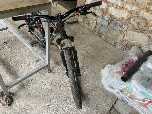 Entre Particuliers - Vélo de marque Véloce noir et rouge 2/3