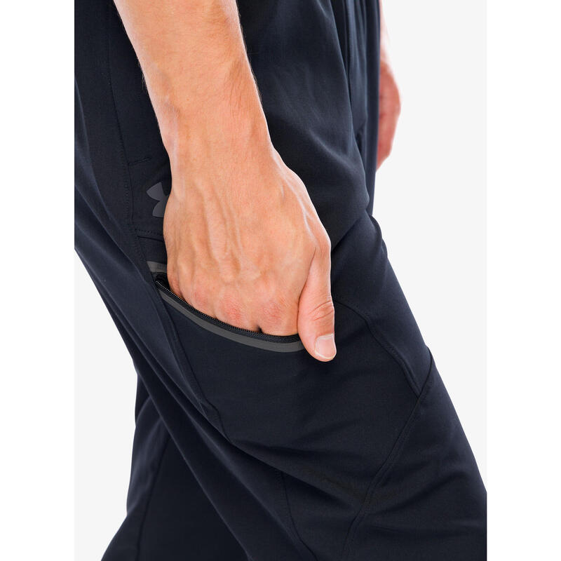 Pantaloni negri Under Armour rezistenți și elastici