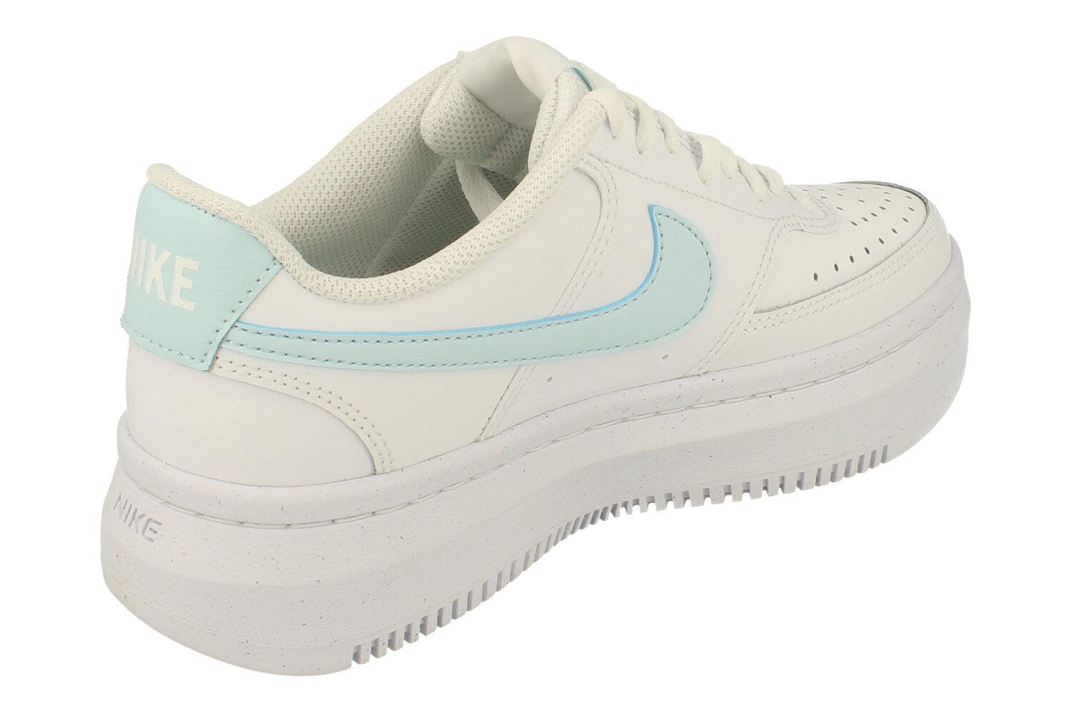 Zapatillas Nike modelo Court Vision Alta para mujer 3/5