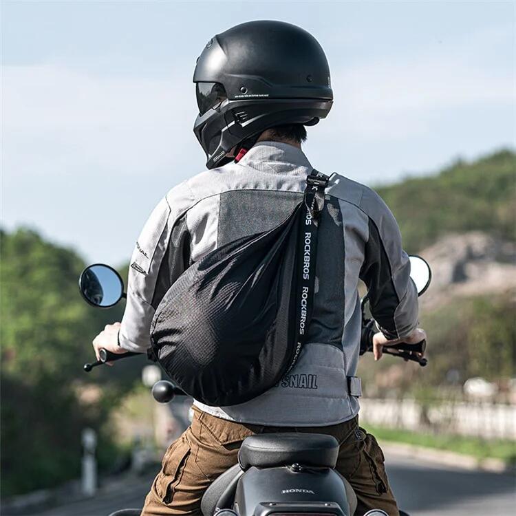 Mochila con correa ajustable y compartimento grande 2/5