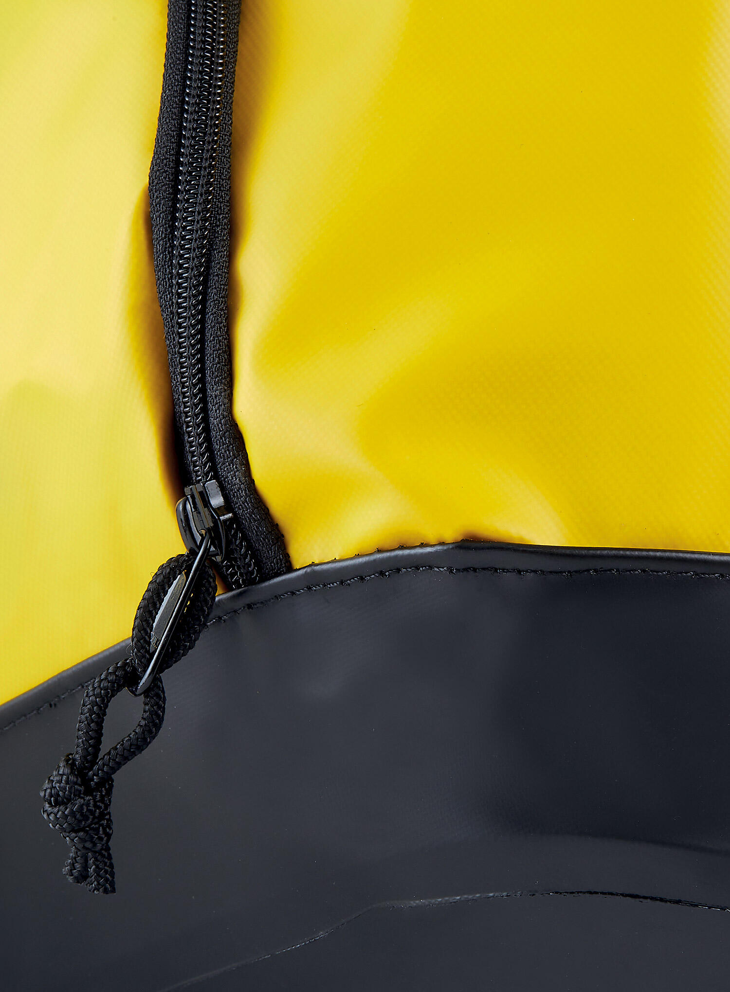 Bolsa Duffel PETZL 65L lona TPU ultraresistente, espalda y tirantes acolchados 5/5