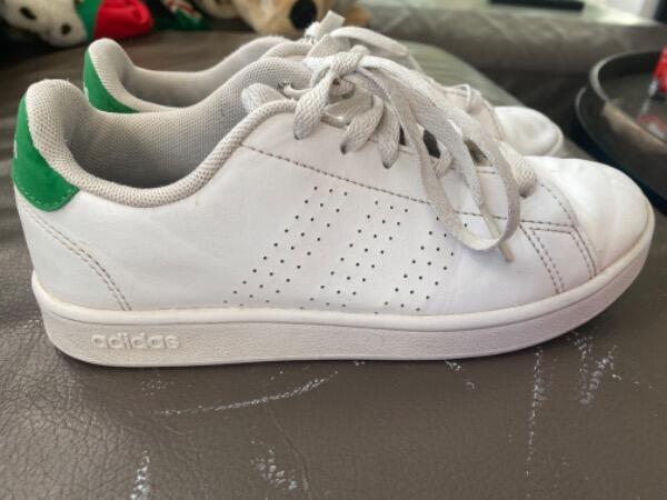 Entre Particuliers - Baskets 35 de marche ou de ville adidas blanches 3 5/7