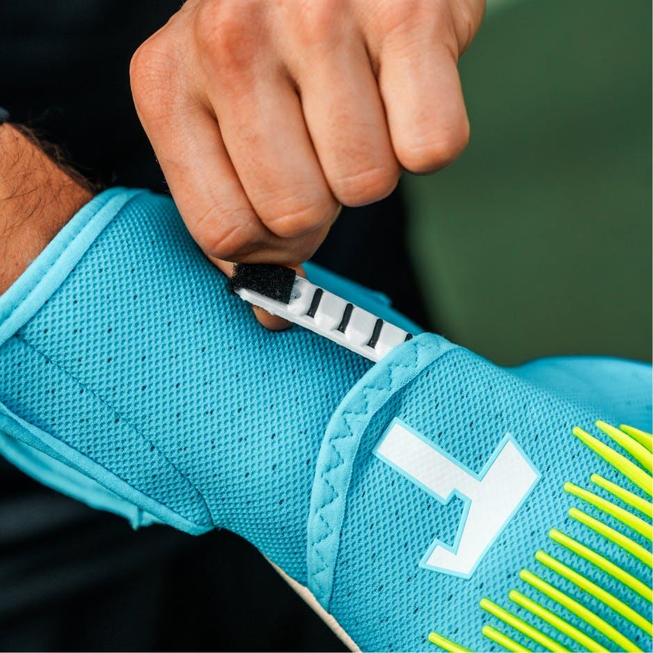 Guanti da Portiere per Adulti Rebel 2.0 Sky Blue con Protezioni per le Dita 2/7