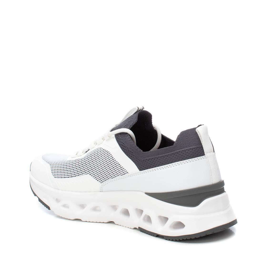 Baskets Xti modèle 144049 pour homme 3/4