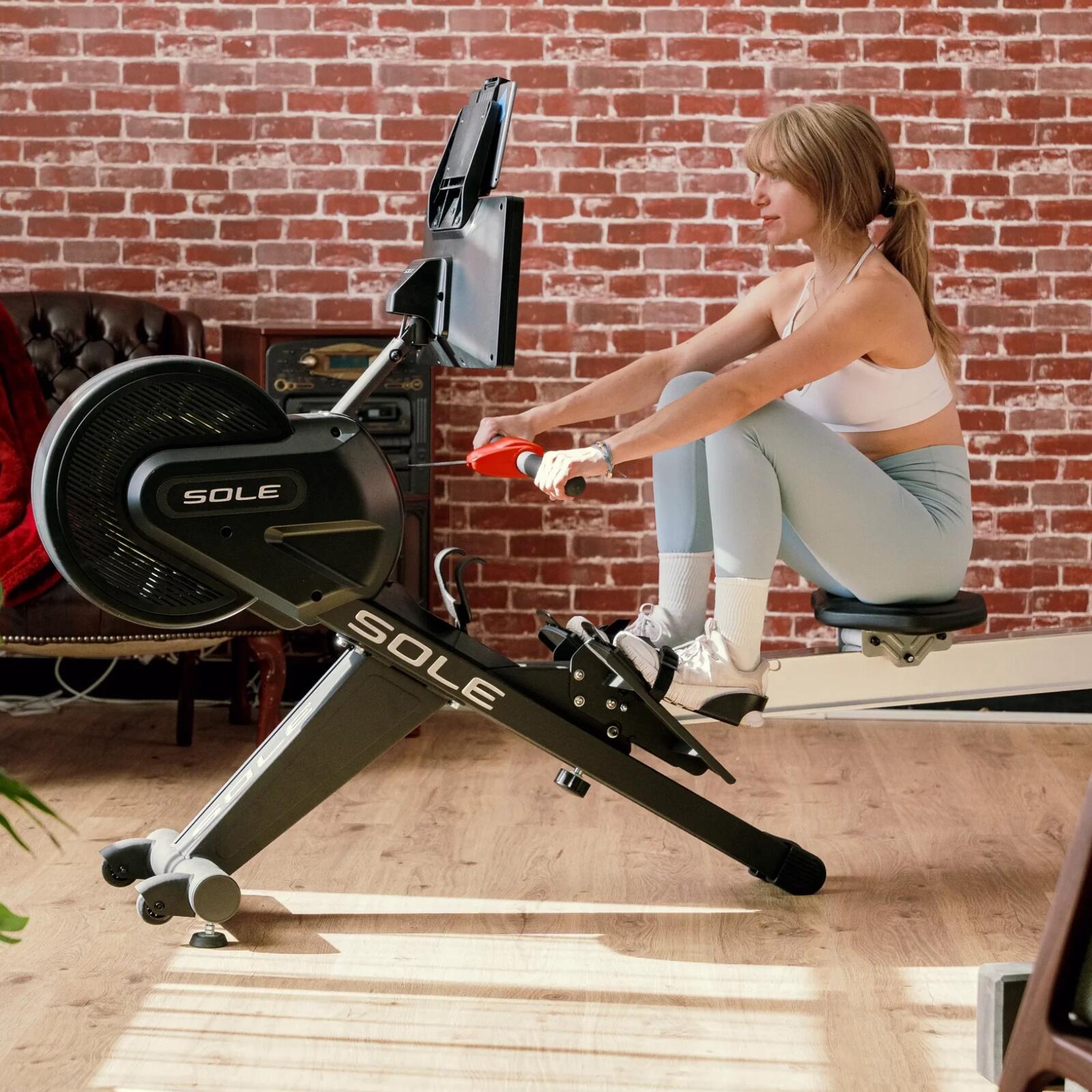Sole Fitness SR550 roeitrainer met entertainment console 7/7