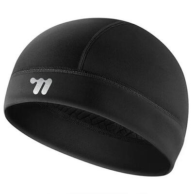 Zwarte, warme fleece muts voor de winter