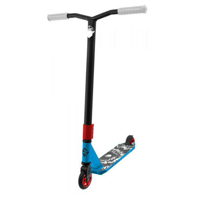 Straatsurfende bandiet schiet blauwe scooter kapot