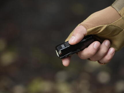 Torche - 1200 lumens - Autonomie de la batterie 200 heures - Noir