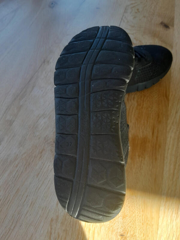 Entre Particuliers - Chaussures de sport à semelle noire 2/2