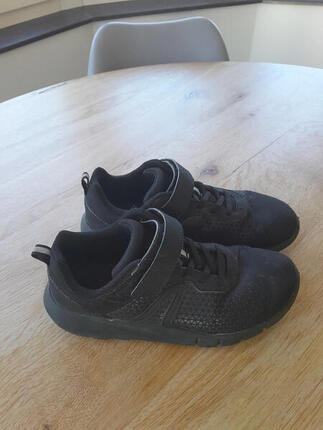 Entre Particuliers - Chaussures de sport à semelle noire