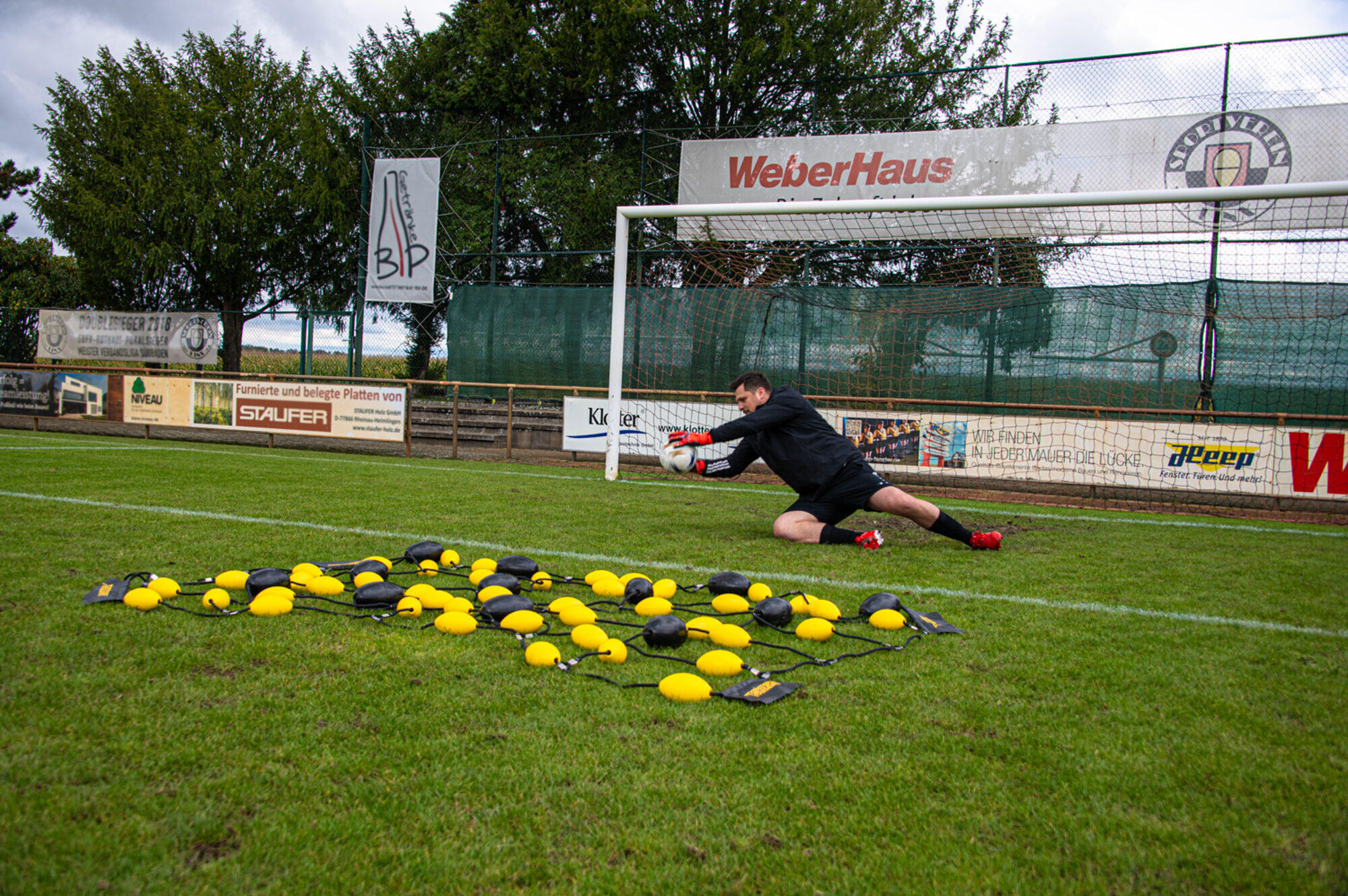 Deviazione a terra per il portiere 3/6