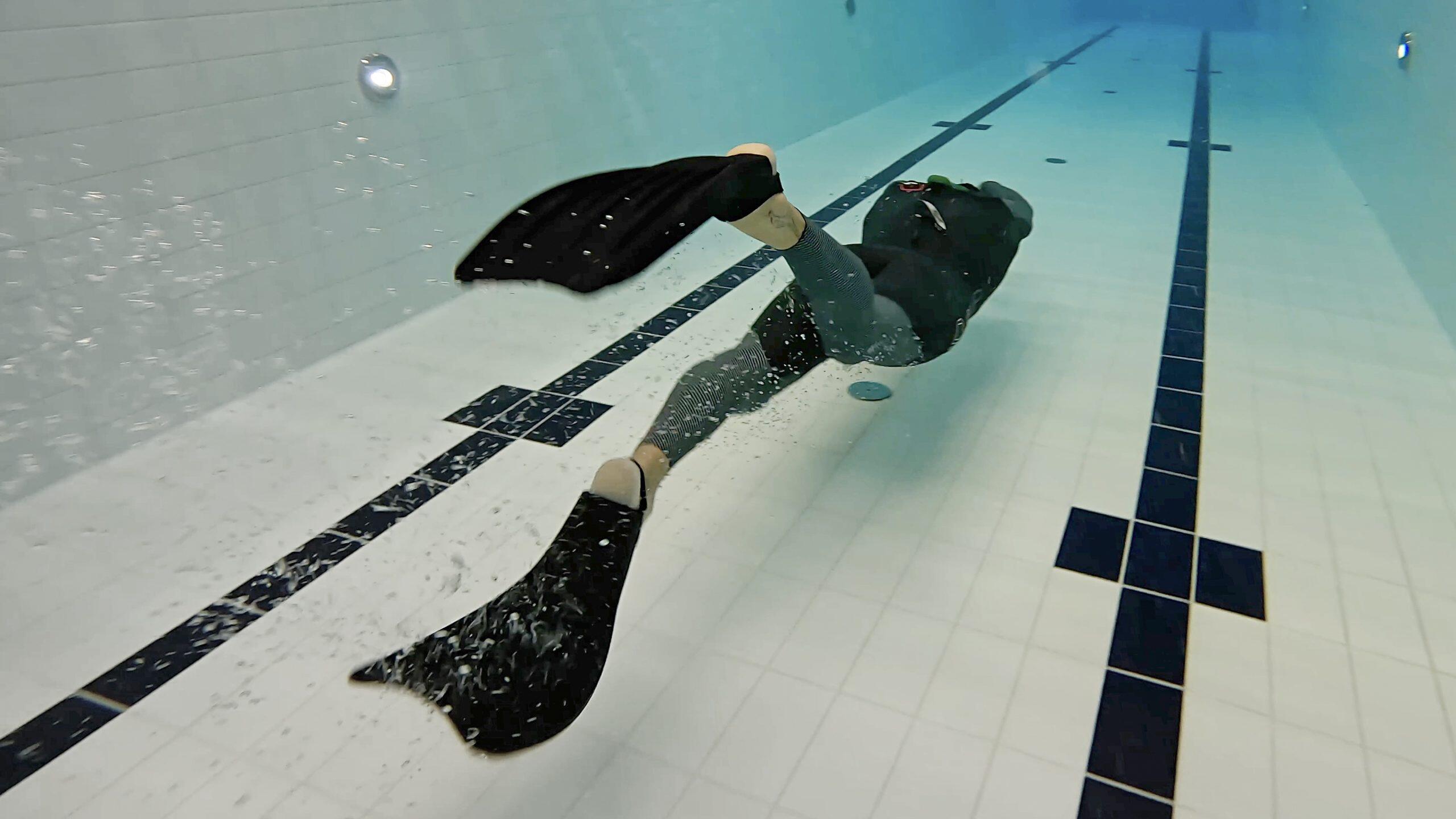 Palmes d'apnée pour l'entraînement en piscine Wolverine en silicone noir 4/4