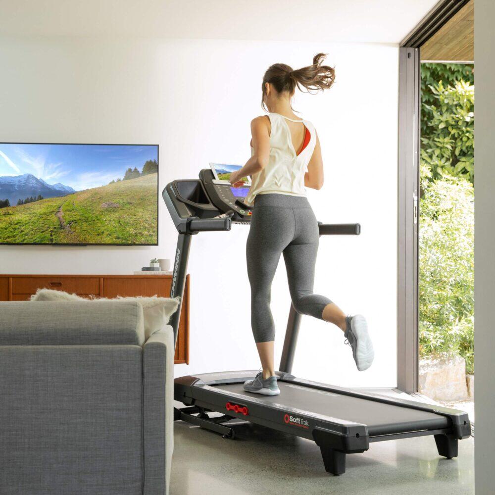 Laufband 510T mit elektrischer Steigungsverstellung von 0 - 10% 3/8