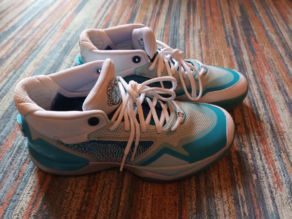 Tussen Particulieren - New Balance sportschoenen met hoge hakken 4/4
