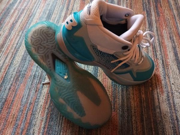 Tussen Particulieren - New Balance sportschoenen met hoge hakken 2/4