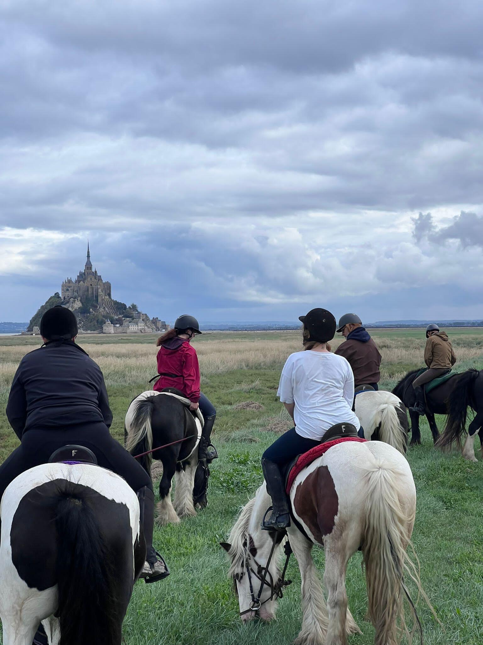 DECATHLON TRAVEL Galopperen richting Mont-Saint-Michel: natuur, cultuur en avontuur
