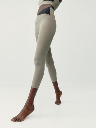 Malla deportiva de mujer Cleo Performance Capri Born Living Yoga