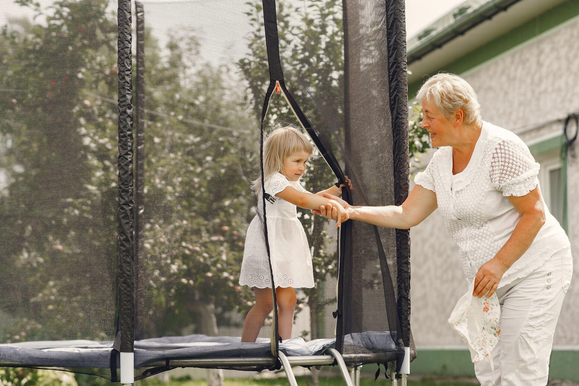 Siatka do trampoliny zewnętrzna z osłoną na sprężyny Springos 366 cm 12 FT