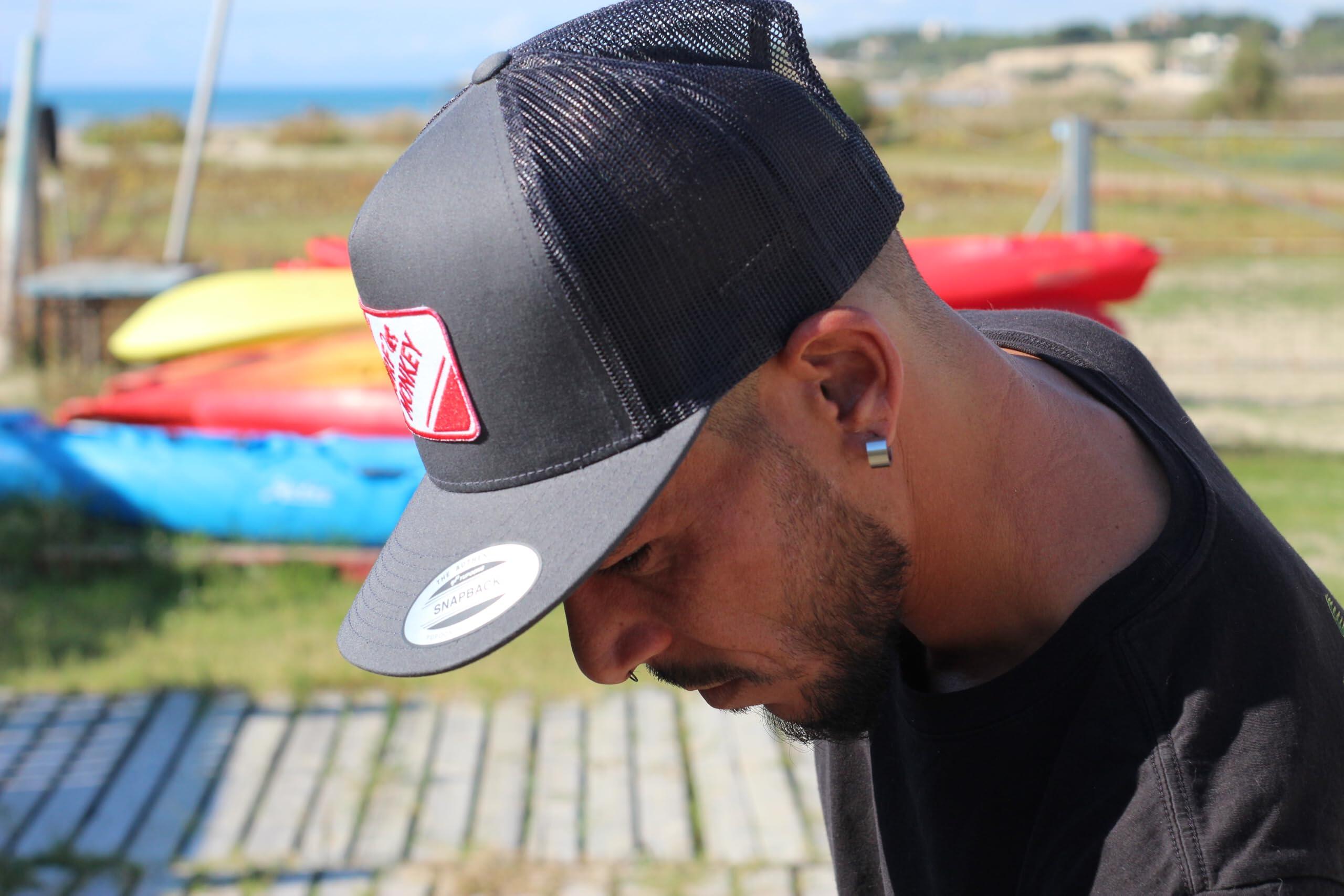Boné Trucker - Viseira Plana - Patch / Adulto / Tamanho Único (Cinza/Vermelho) 4/5