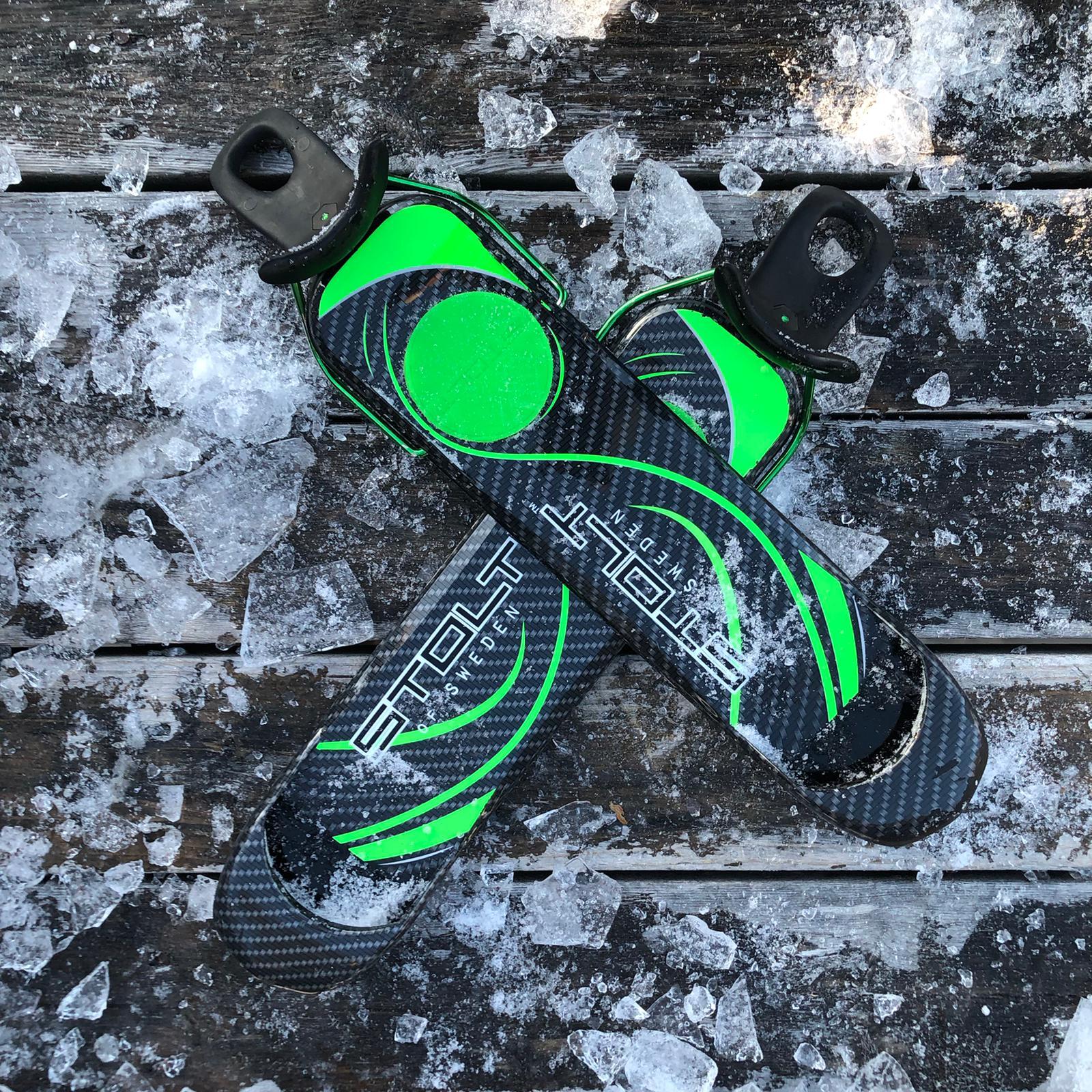 Skis anciens en bois pour enfants des années 20-30
