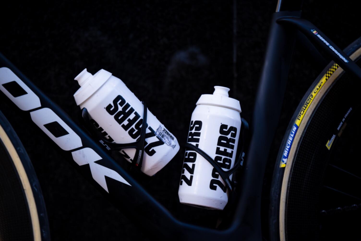 BIDÓN BOTTLE 550ml WHITE BLACK LOGO CICLISMO COLOR BLANCO 2/7