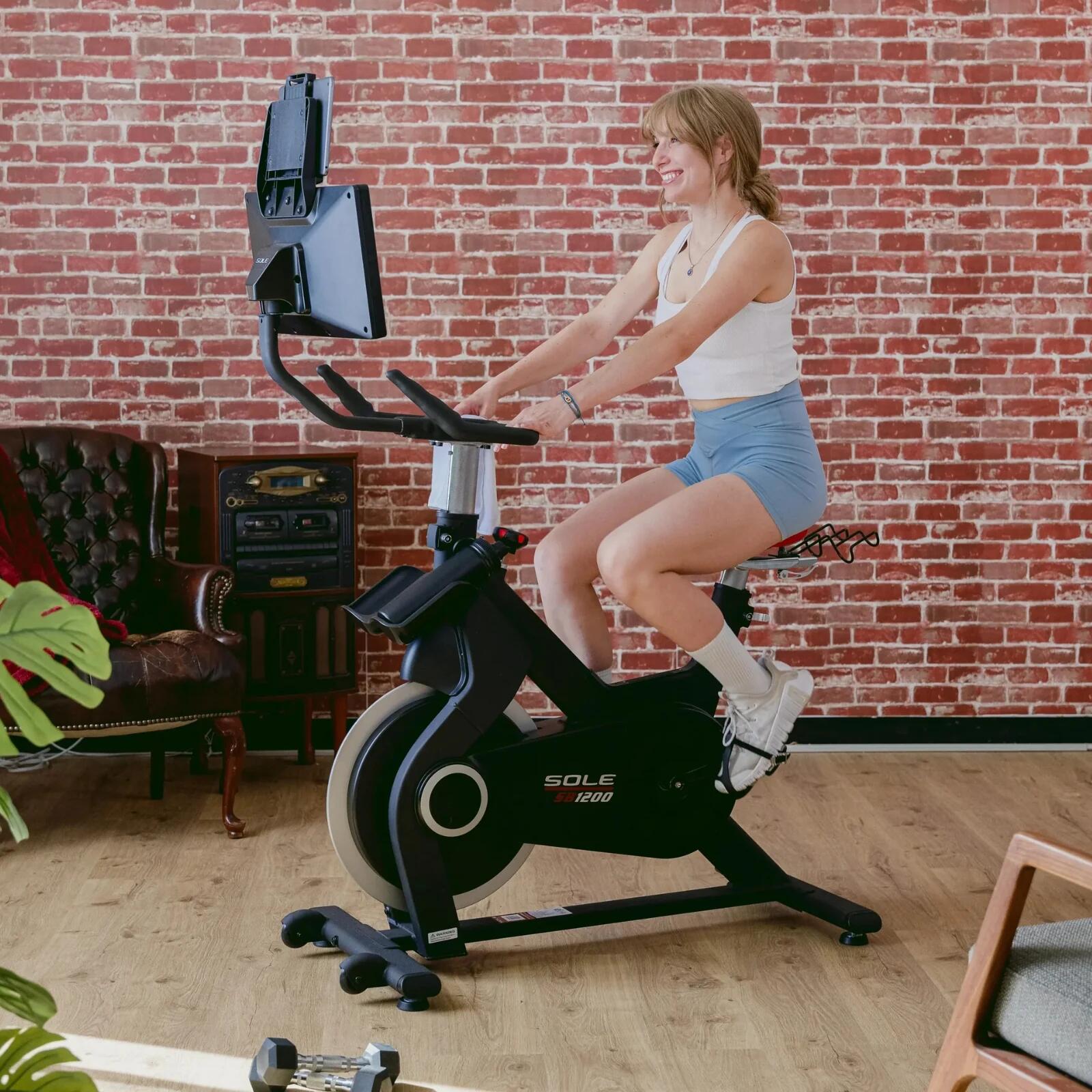 Vélo de indoor Sole Fitness SB1200 avec console de divertissement de 10,1 pouc 6/7