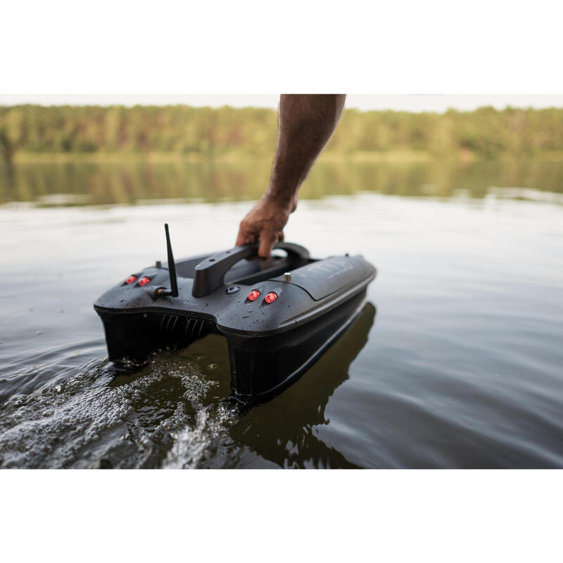 Bateau amorceur équipé d'un sondeur DEEPER CHIRP+