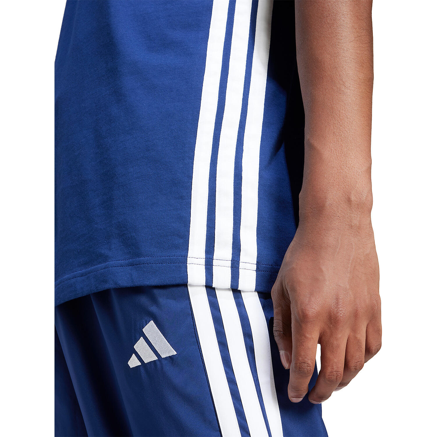 T-shirt in jersey semplice adidas Essentials 3-Stripes 4/6