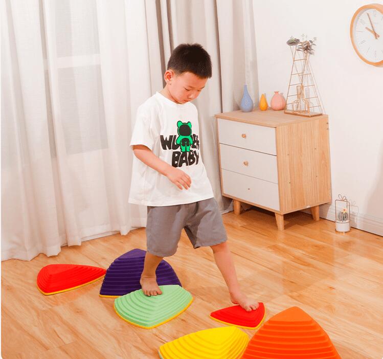 Pierres d’Équilibre Enfant – Parcours Sensoriel Triangles 6 Pièces 2/7