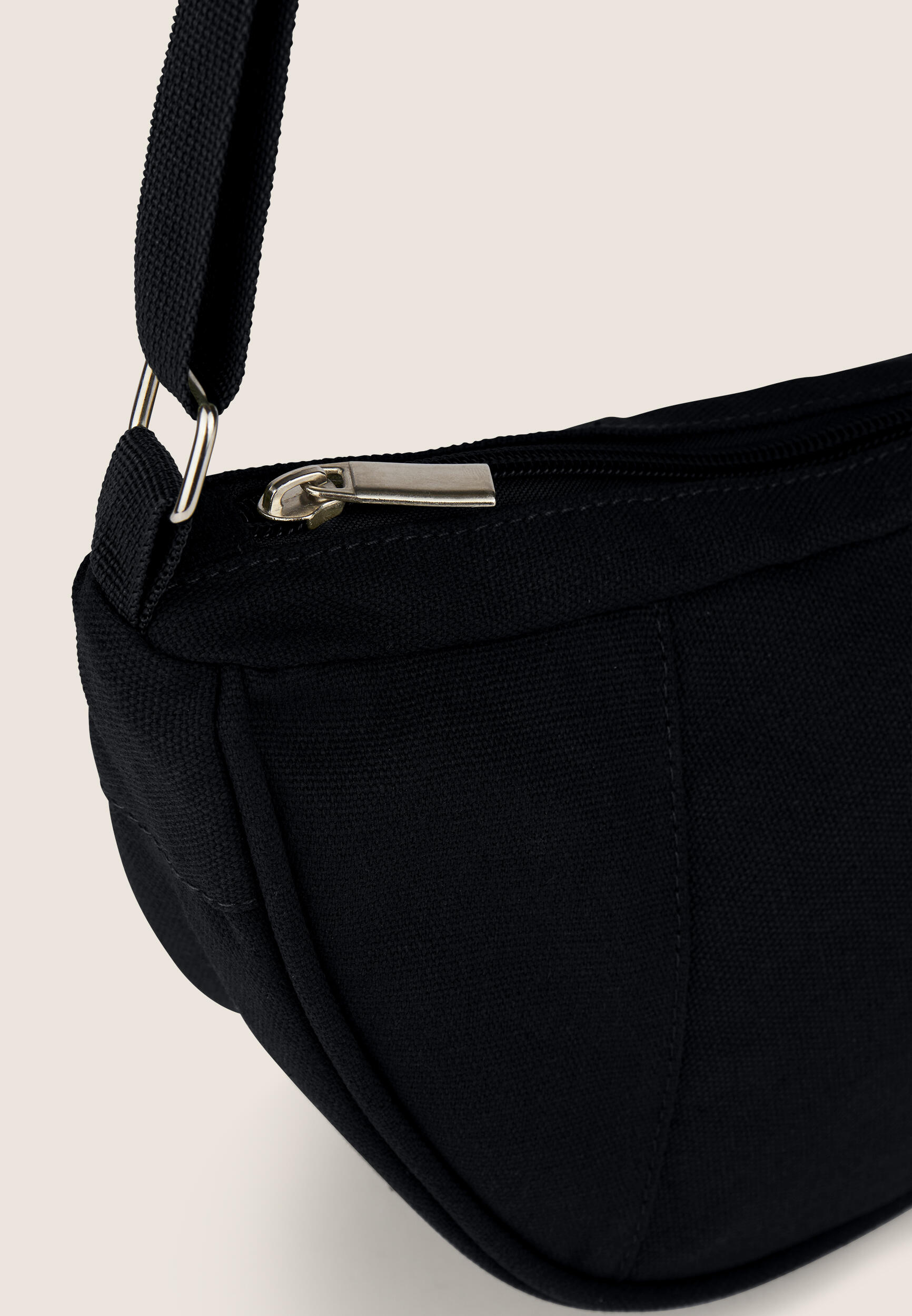 Borsa da spalla a mezzaluna in canvas con zip 2/3