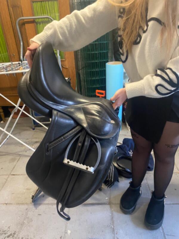 Tussen Particulieren - Ikonic dressuurzadel 4/4