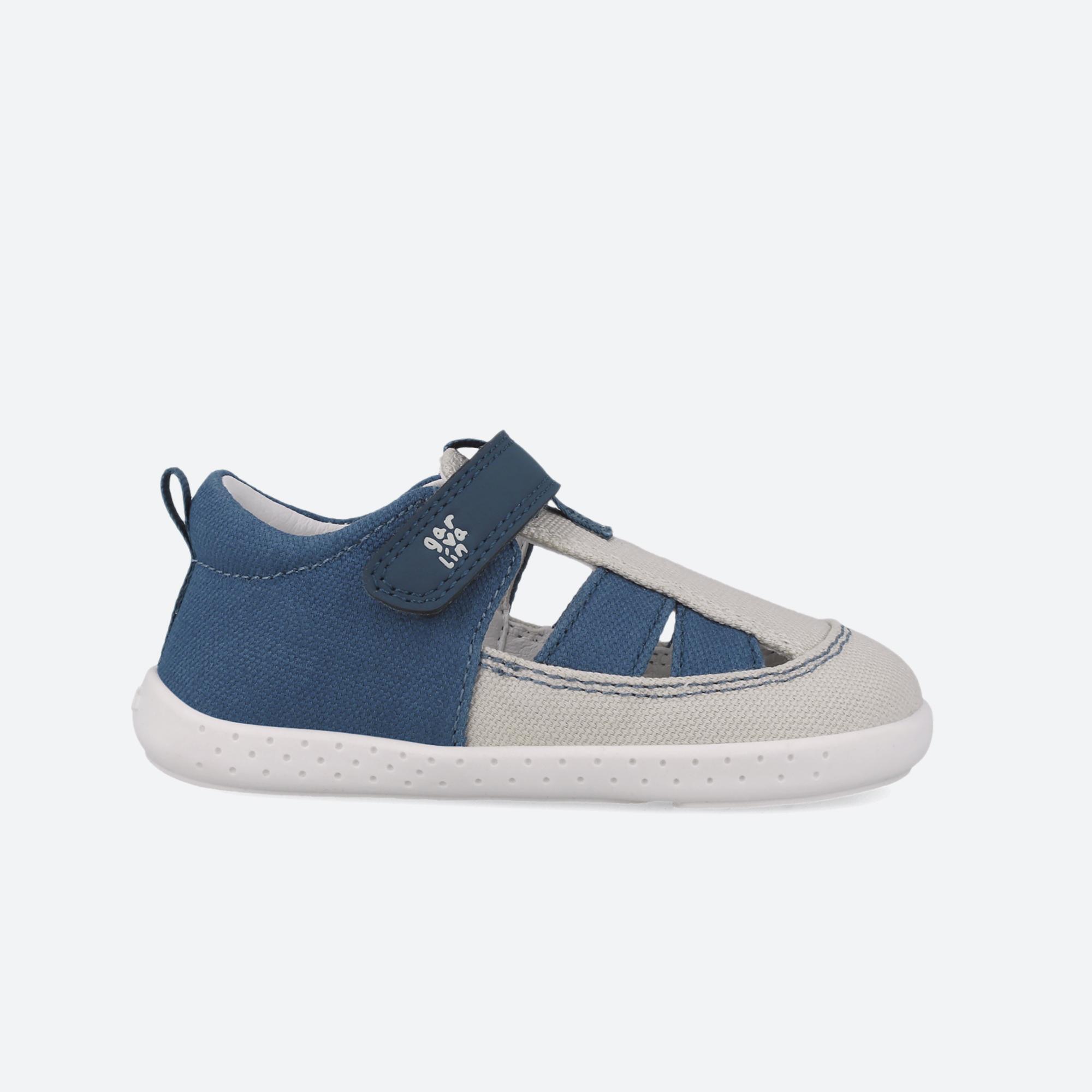 Sandálias fechadas barefoot infantis garvalín 252344b bege fecho adesivo