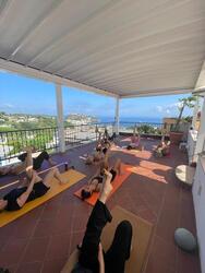Yoga et Pilates à Ischia : bien-être entre mer et thermes