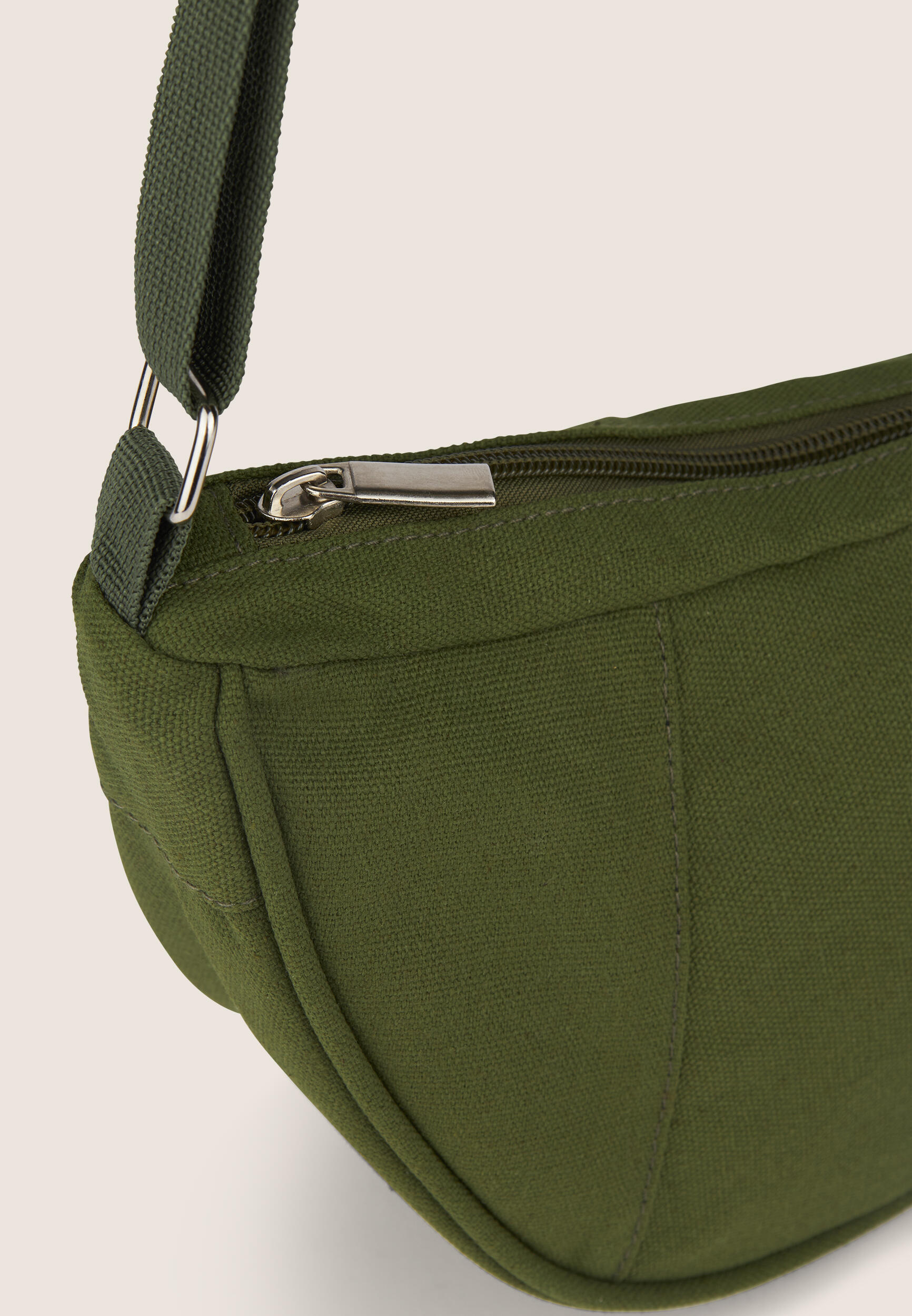 Sac à bandoulière en toile en demi-lune avec fermeture à glissière 2/3